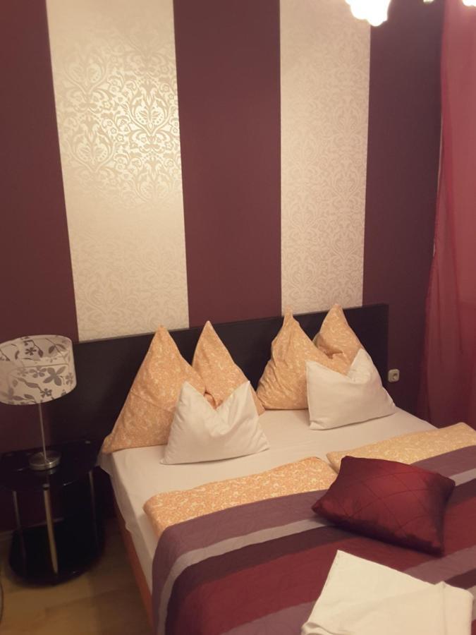 Isabell Apartments Gyor Bagian luar foto