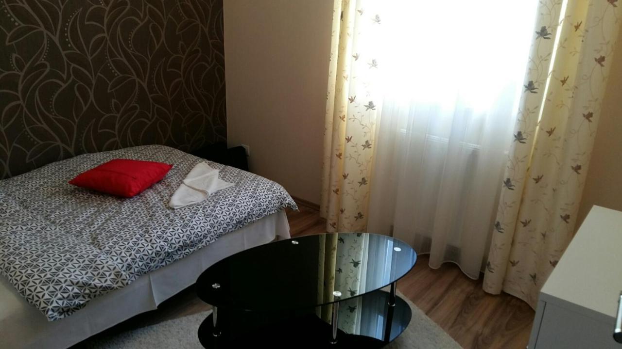 Isabell Apartments Gyor Bagian luar foto
