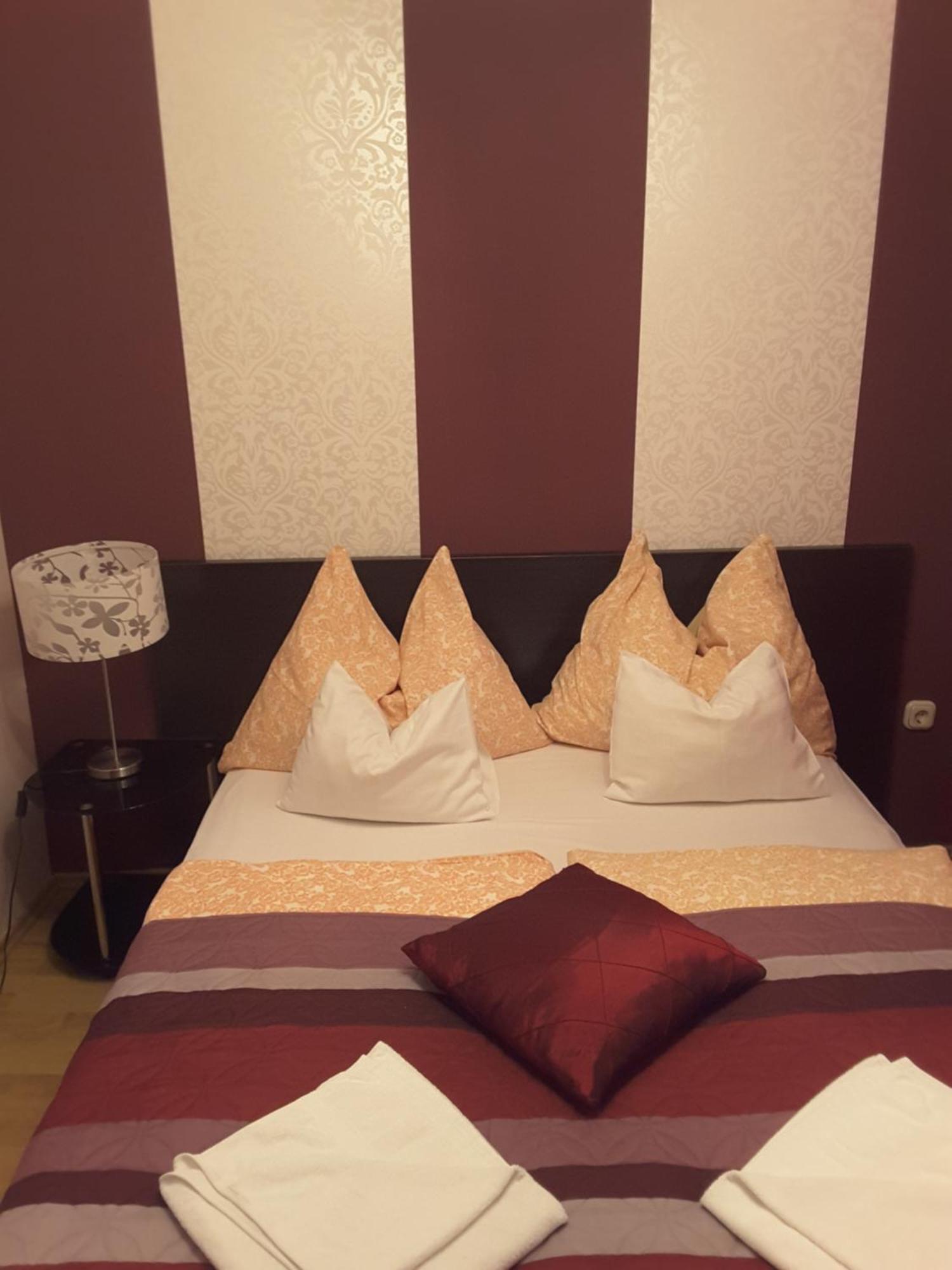 Isabell Apartments Gyor Bagian luar foto