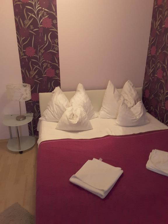 Isabell Apartments Gyor Bagian luar foto